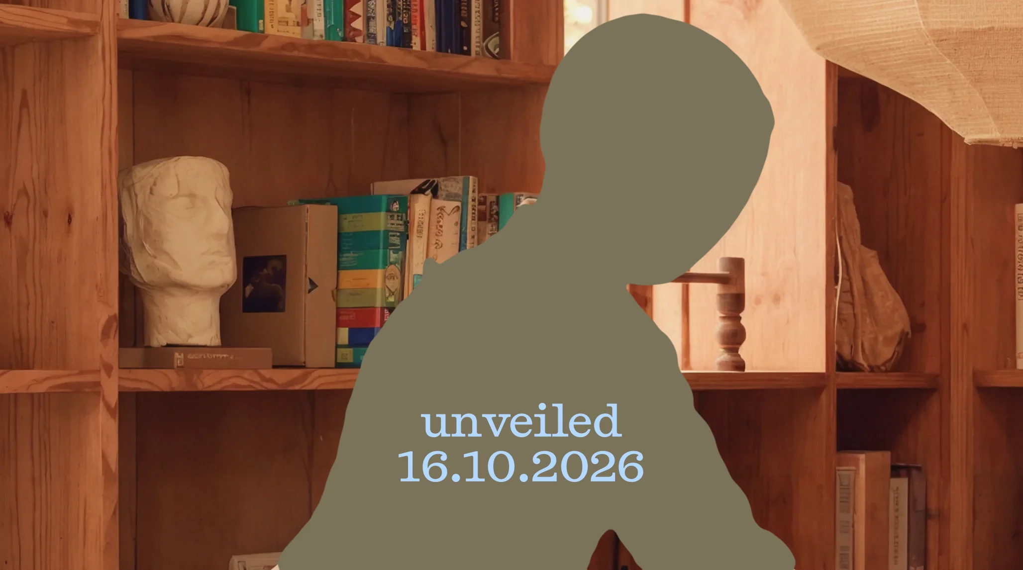 Silhouette von Plim, über ein Bücherregal gebeugt. Enthüllung am 16.10.2026.