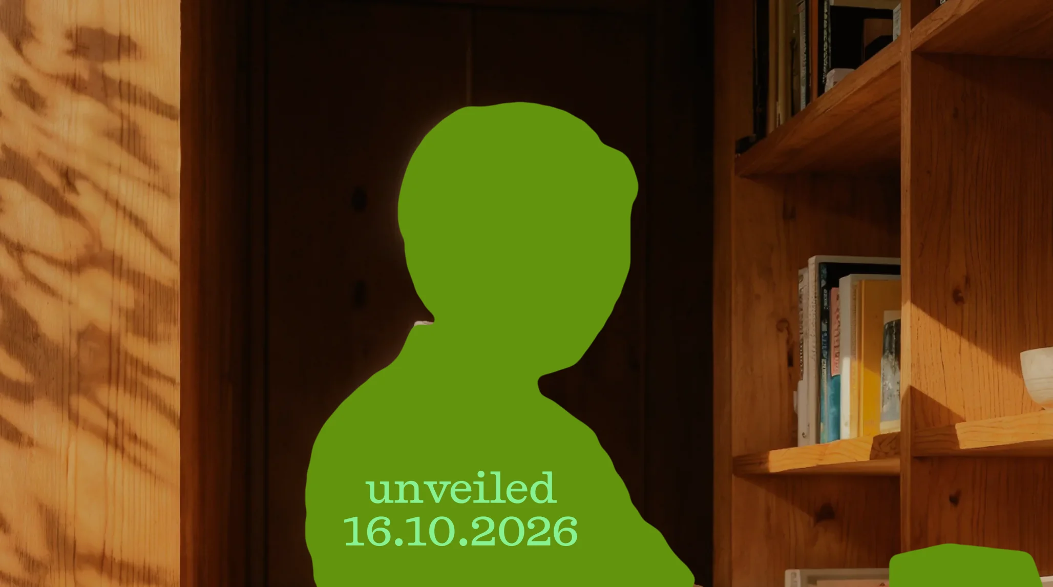 Silhouette von Plim, der in warmem Licht neben einem Bücherregal sitzt. Enthüllung am 16.10.2026.