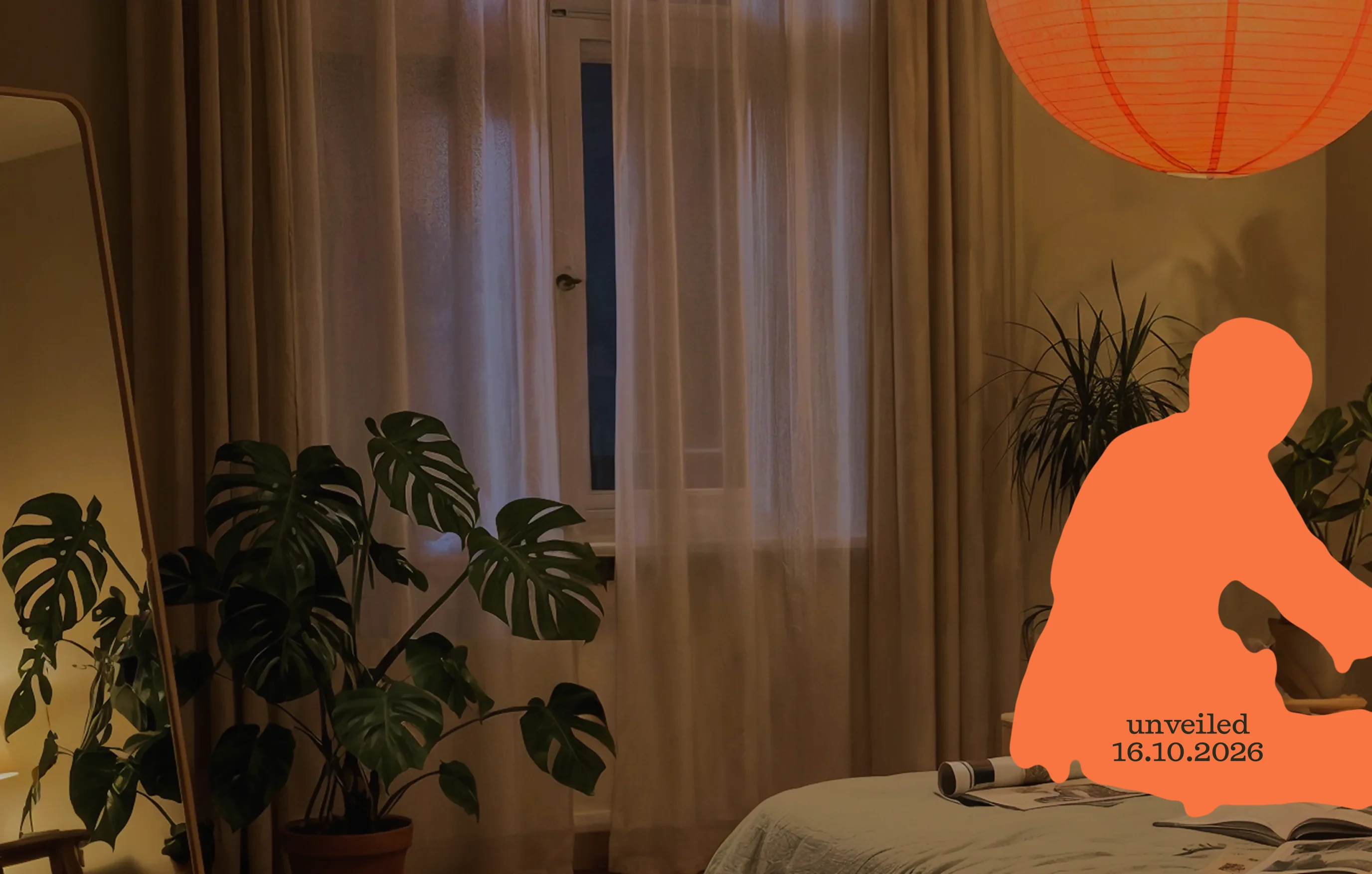 Silhouette von Plim, der in einem von Lampenlicht erhellten Schlafzimmer neben einem Bett kniet. Enthüllung am 16.10.2026.